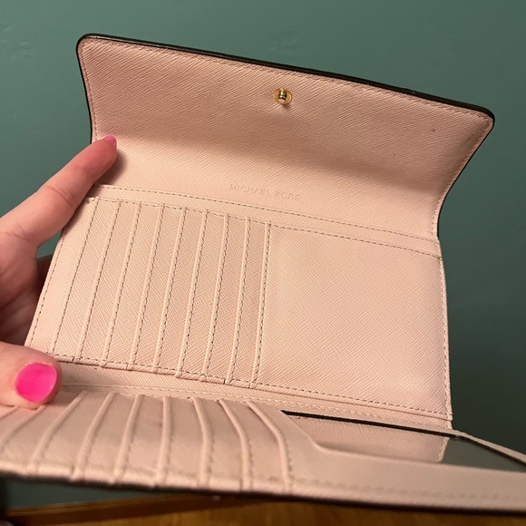 Michael Kors blush trifold wallet - Picture 4 of 4